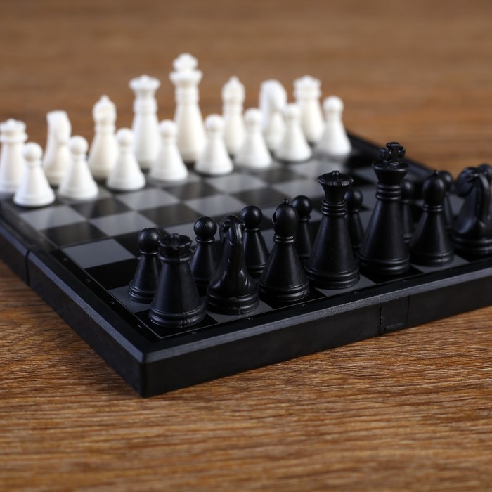Игра настольная магнитная "Шахматы", пластик, чёрно-белые, 13х13 см 