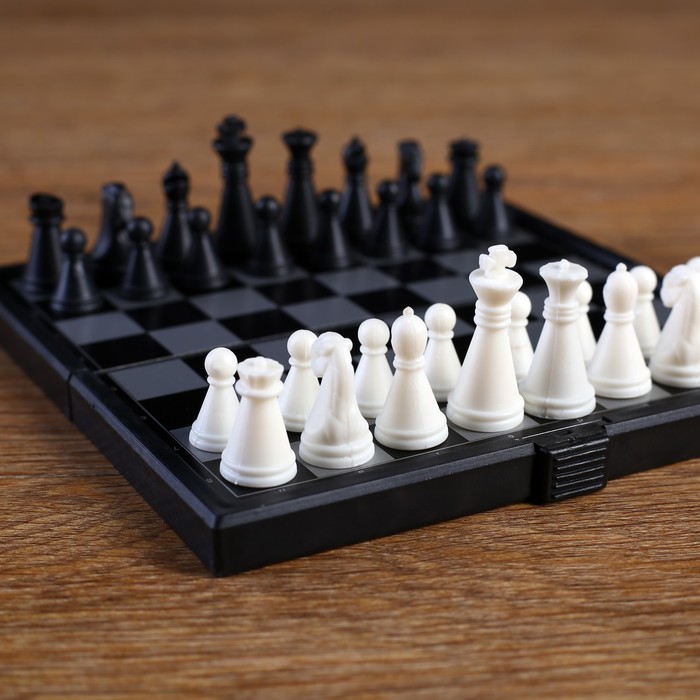 Игра настольная магнитная "Шахматы", пластик, чёрно-белые, 13х13 см 