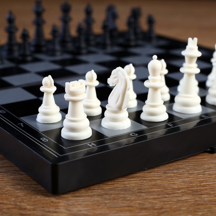 Игра настольная магнитная "Шахматы", чёрно-белые, в коробке, 24.5х24.5 см 