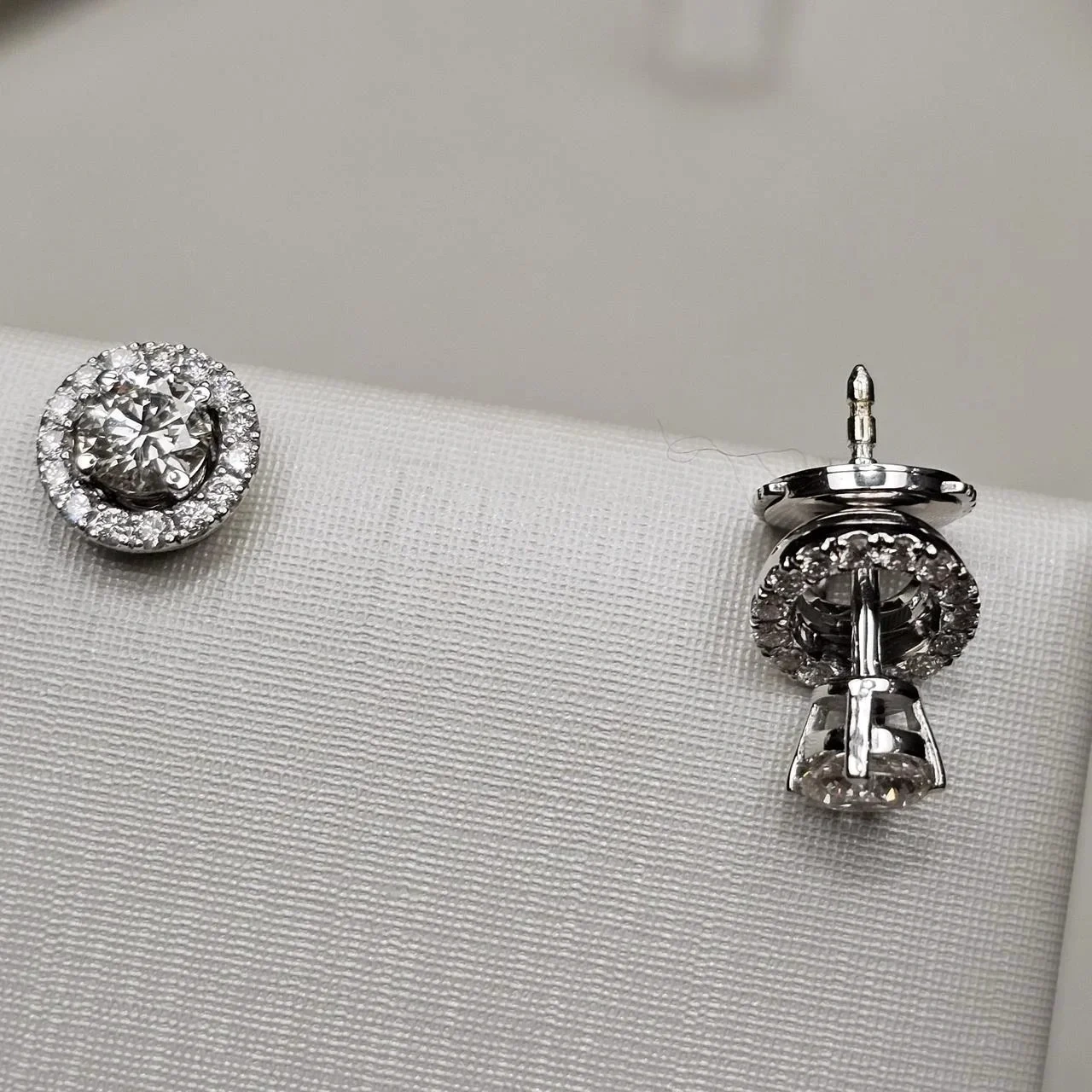 Ювелирный комплект Deimantas 114884268 0,65ct 0,69ct 0,27ct. 