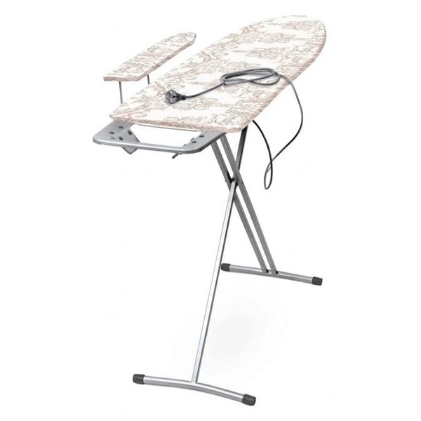 Қыз көйлек киген кискасын көрсетеді