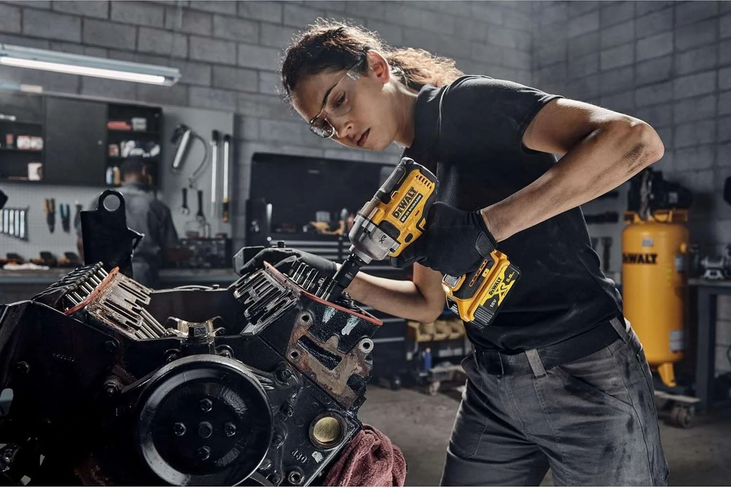 Аккумуляторный гайковерт ударный аккумуляторный бесщёточный DeWALT DCF892NT-XJ  - фото 2