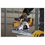 Пила дисковая аккумуляторная DeWALT DCS373N-XJ - фото 3
