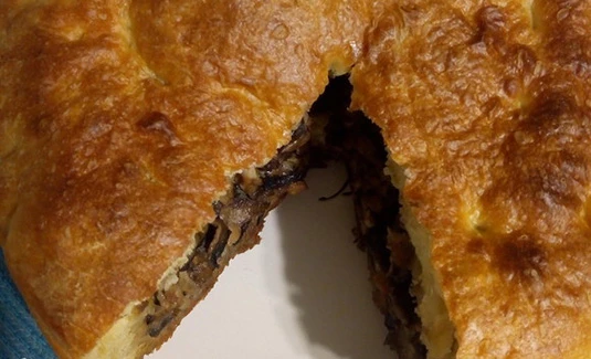 Пирог с мясом и грибами в мультиварке