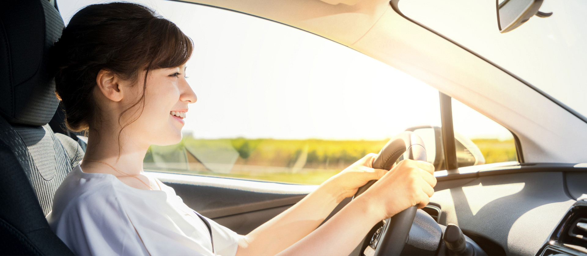 Инструктор с учеником в машине. Proper driver. Proper driver. Drive position. Driver training.