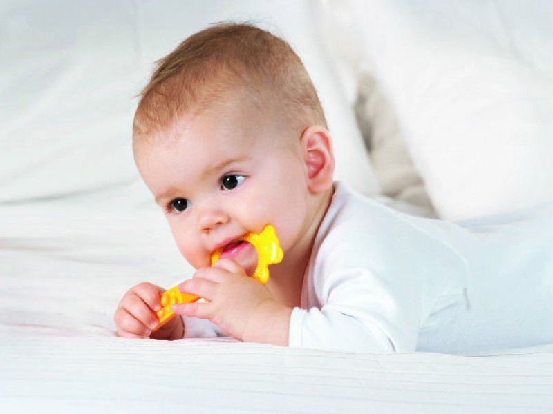 5 месяц ребенок зубы температура. Ребенок с прорезывателем для зубов.