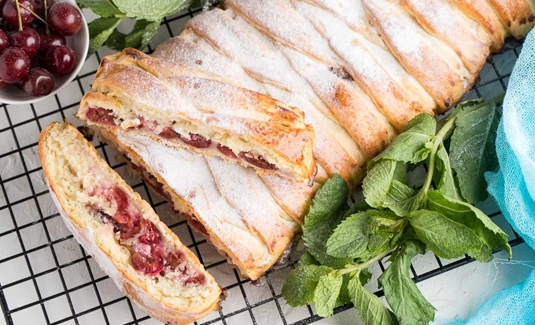Рецепт сдобной косички с творогом и вишней