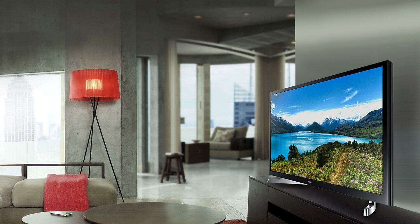 Какие хорошие бюджетные телевизоры. Телевизор Leff 43f520t. Harper 50u750ts-UHD-Smart безрамочный. Плазменный телевизор в интерьере. Смарт телевизоры интерьер.