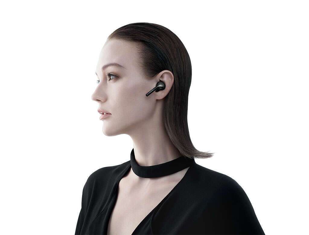 HUAWEI P20 woman listening high resolution audio