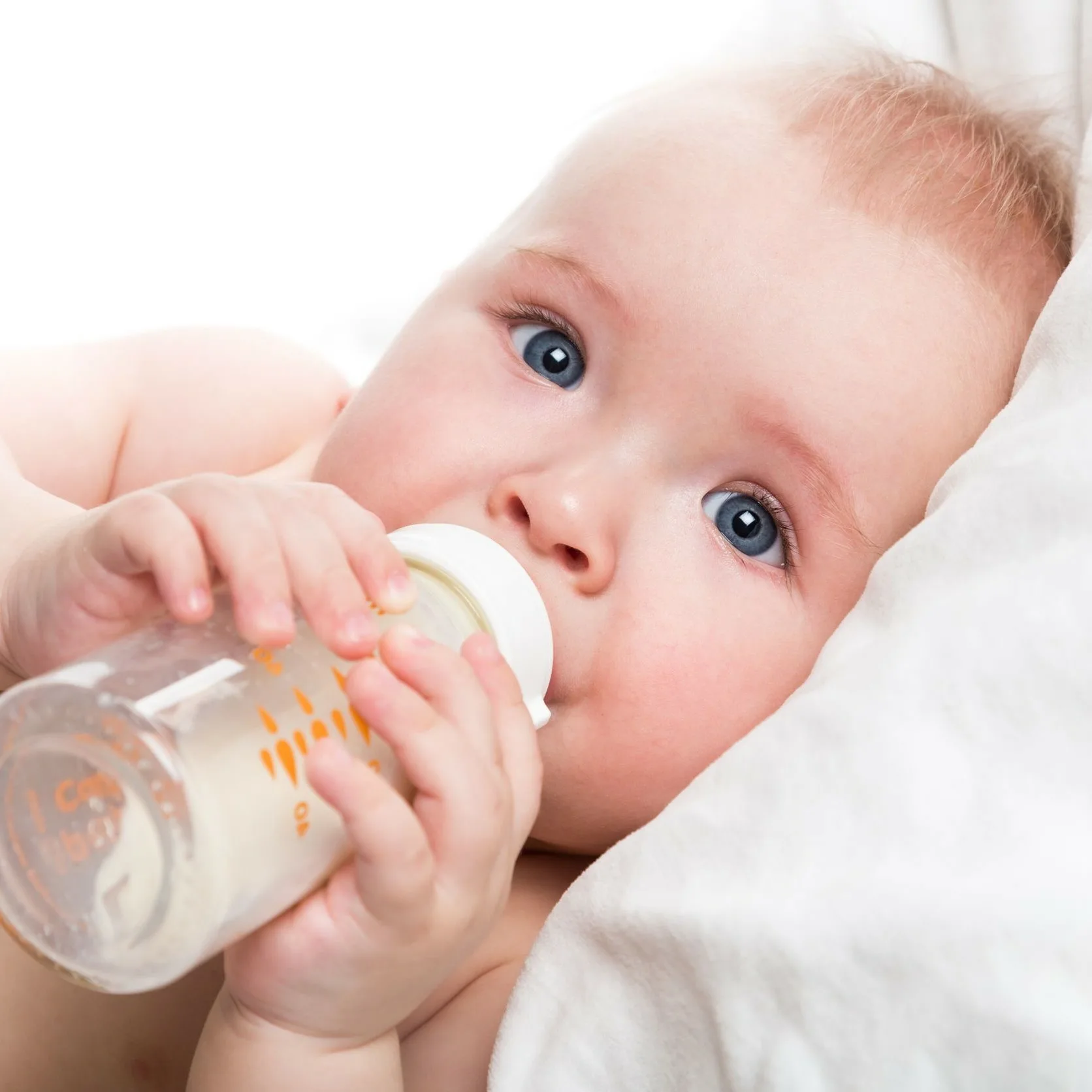 Можно новорожденному пить воду. Малыш бу. Ребенок с бутылочкой. Малыш с бутылочкой. Искусственное вскармливание.