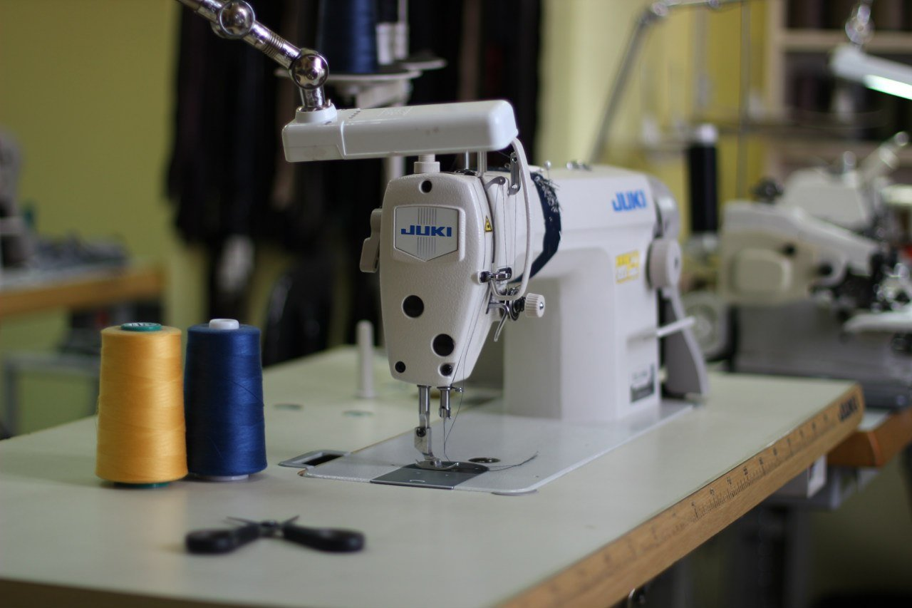 Ателье швейная машинка. Промышленная швейная машина. Оборудование для швейной промышленности. Оборудование для шитья одежды. Швейная машинка калуга