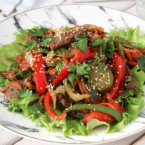 Теплый салат с говядиной и запеченными овощами
