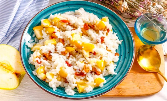 Рисовая каша с изюмом и яблоком