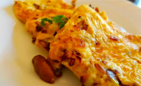 Омлет с грибами и луком-пореем