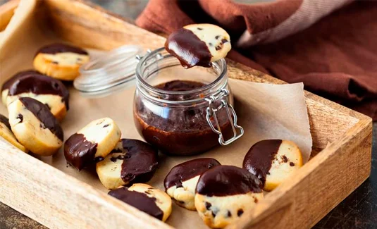 Рецепт нежного рассыпчатого песочного печенья с шоколадом