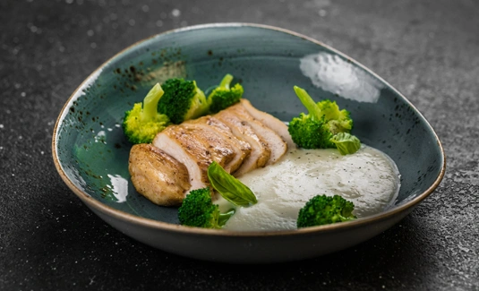 Рецепт белой рыбы с брокколи в сырном соусе