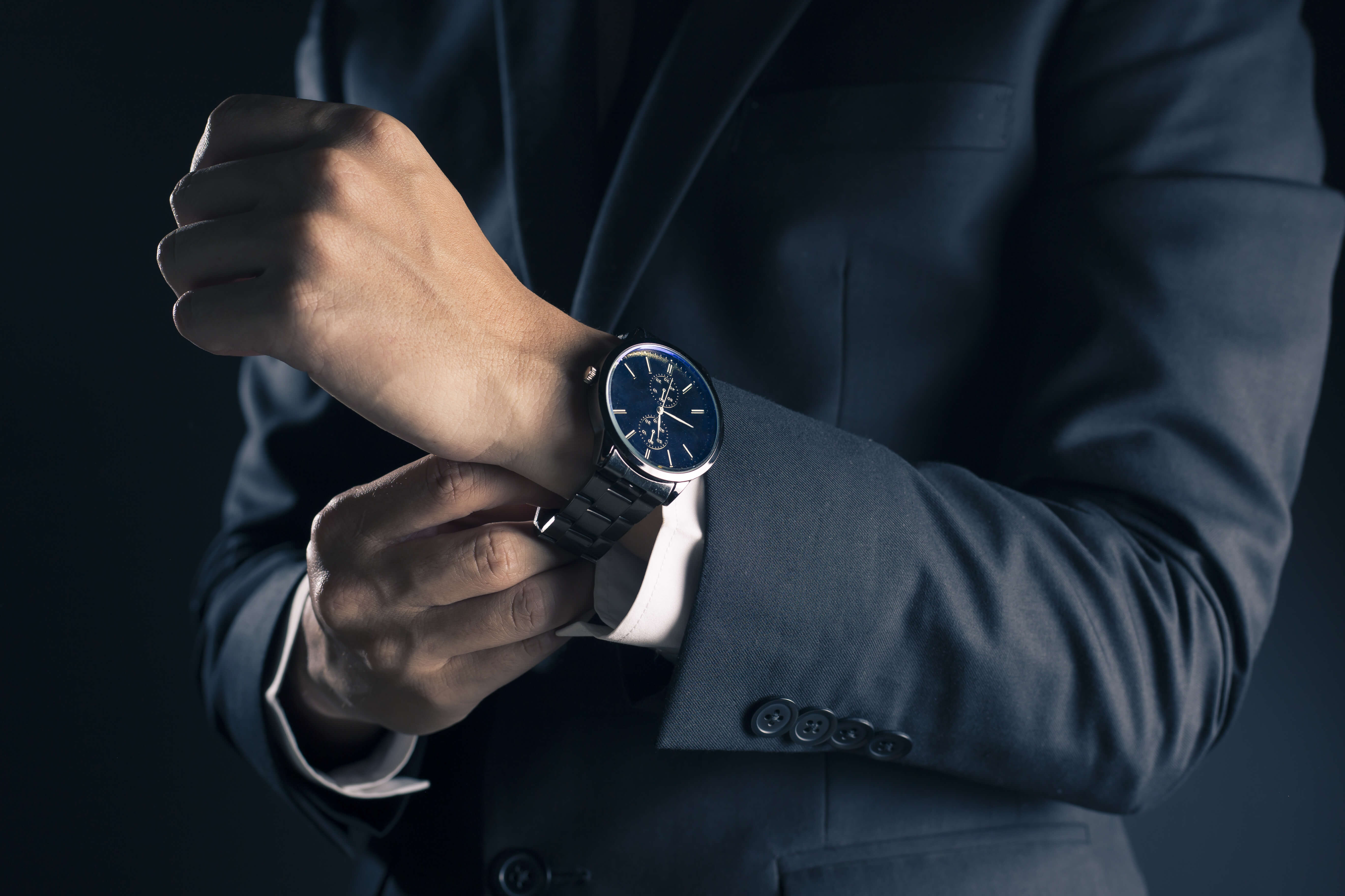 Business watches. Мужские часы на руке. Жкская рука с часами. Мужчина с часами на руке. Мужская рука с часами.