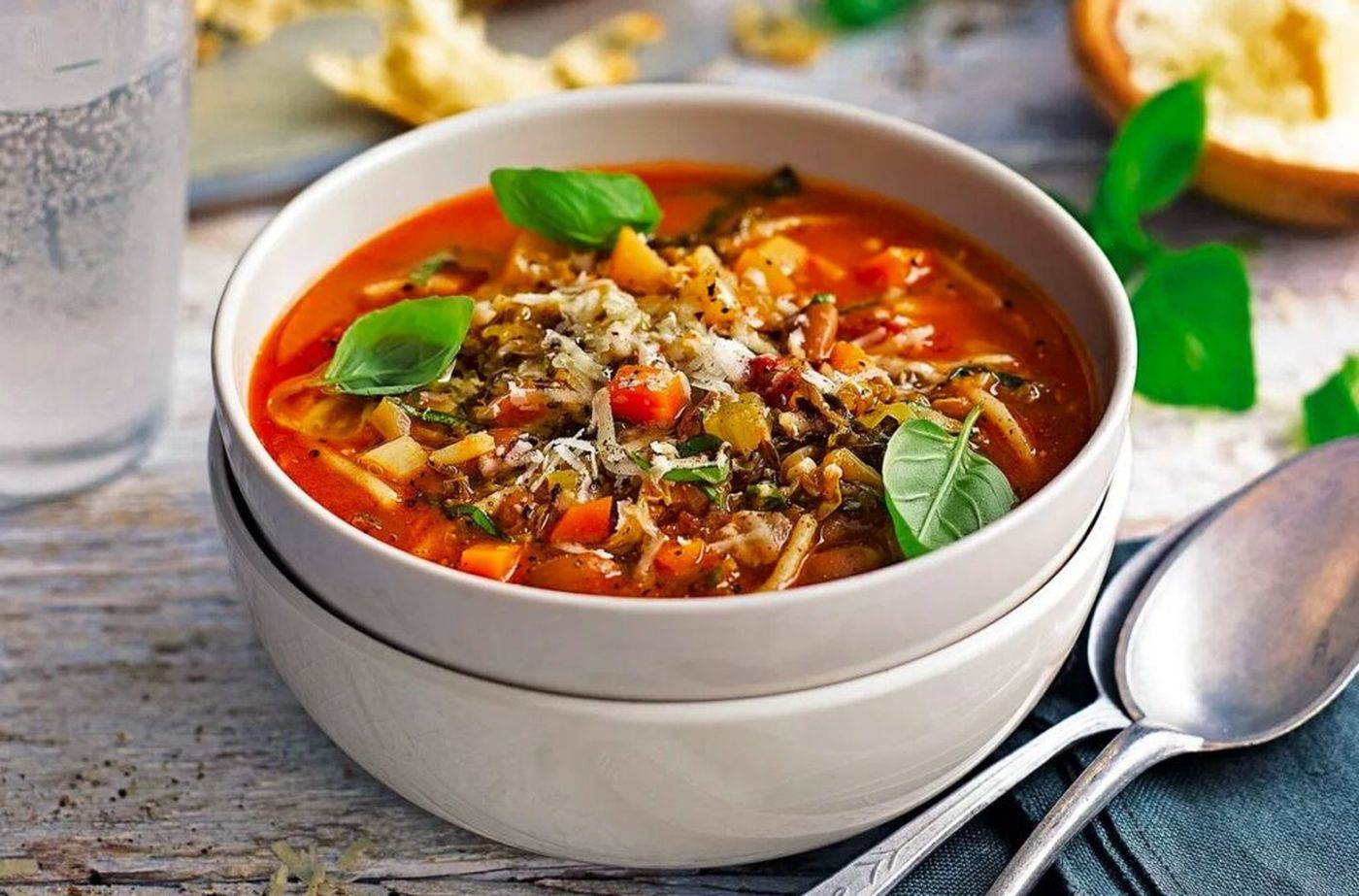 Суп с курицей и овощами. Минестроне итальянский. Итальянский суп минестроне. Овощной суп минестроне. Минестроне классический.