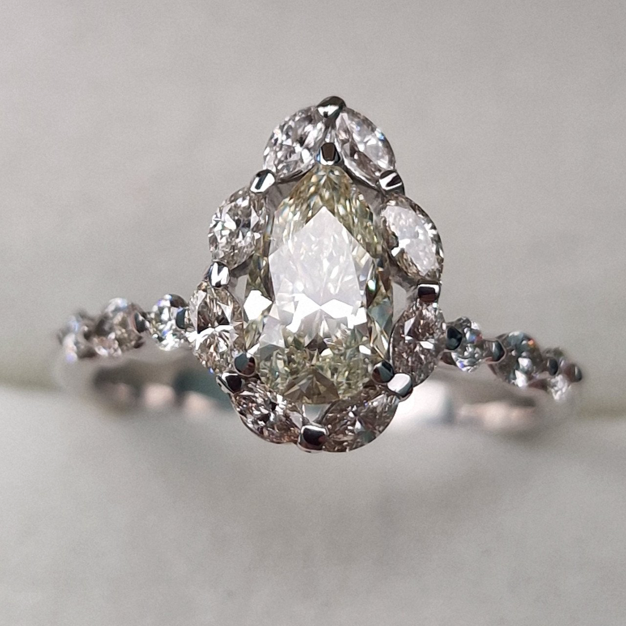 Кольцо Deimantas 102208292 17,5р 3,73гр 1,61ct. купить,NaN