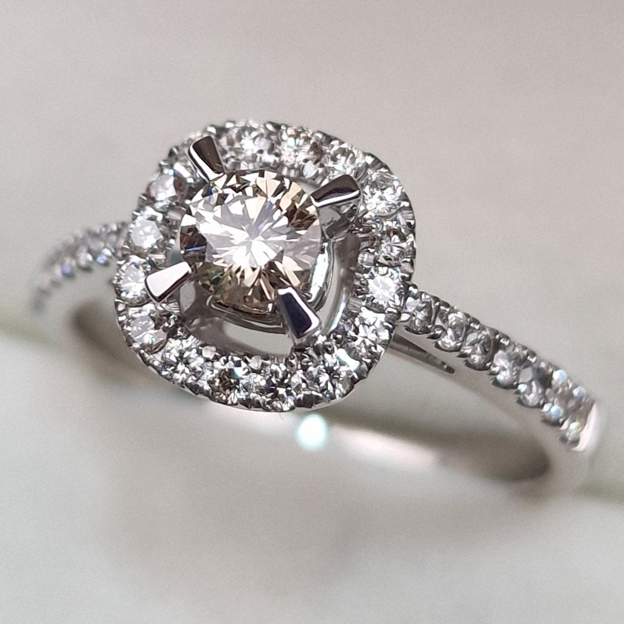 Кольцо Deimantas 102513728 17,5р 3,31гр 0,70ct. купить,NaN