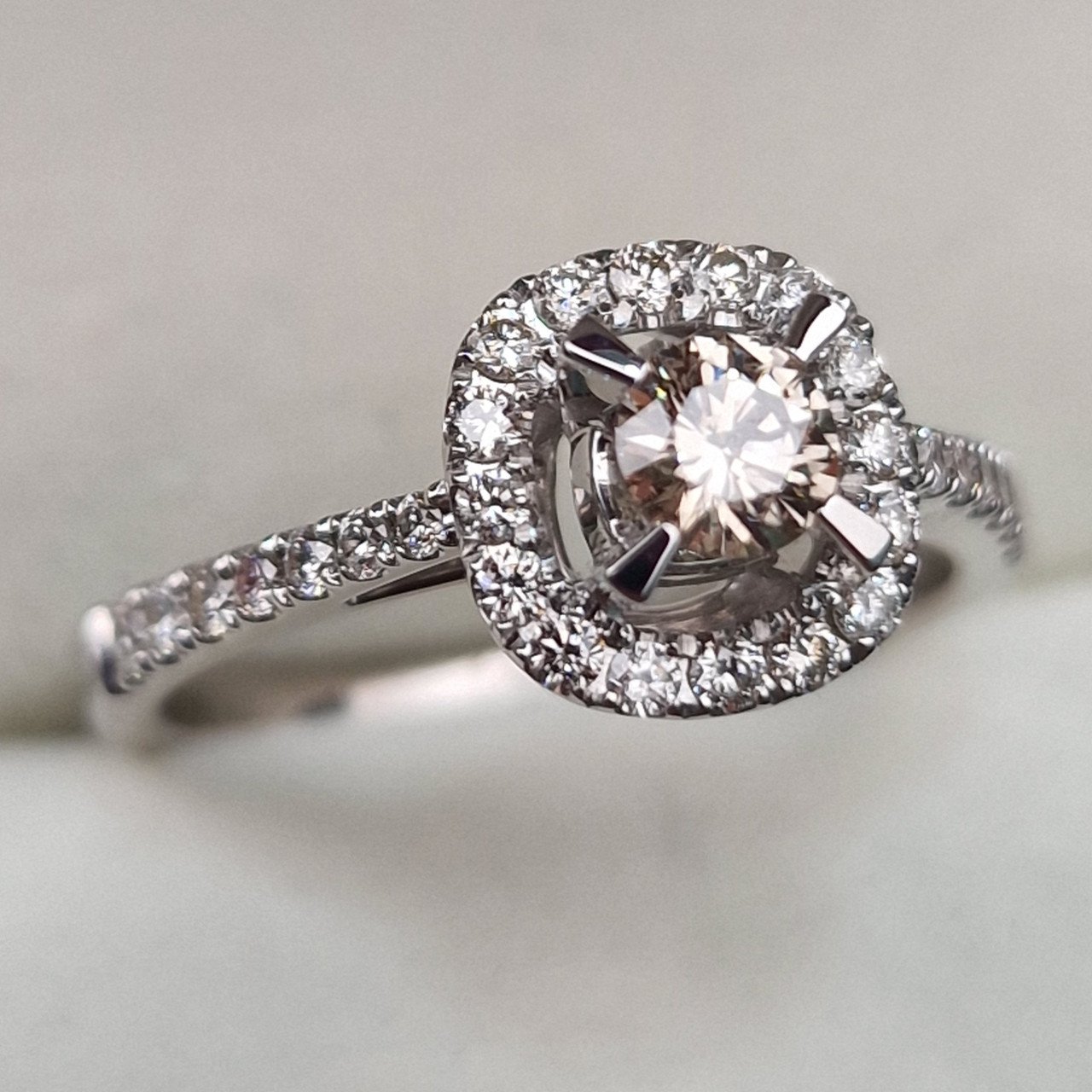 Кольцо Deimantas 102513728 17,5р 3,31гр 0,70ct. купить,NaN