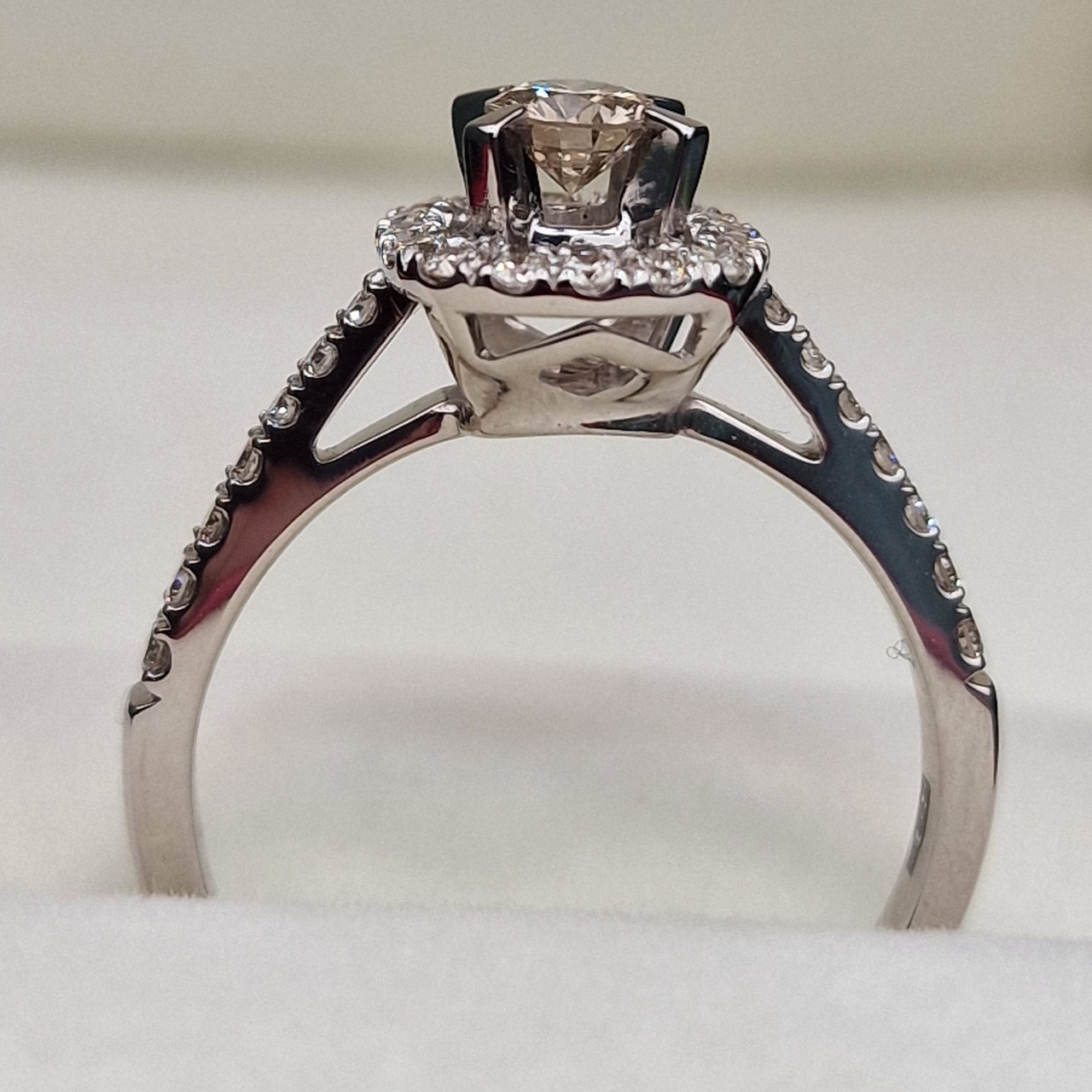 Кольцо Deimantas 102513728 17,5р 3,31гр 0,70ct. купить,NaN