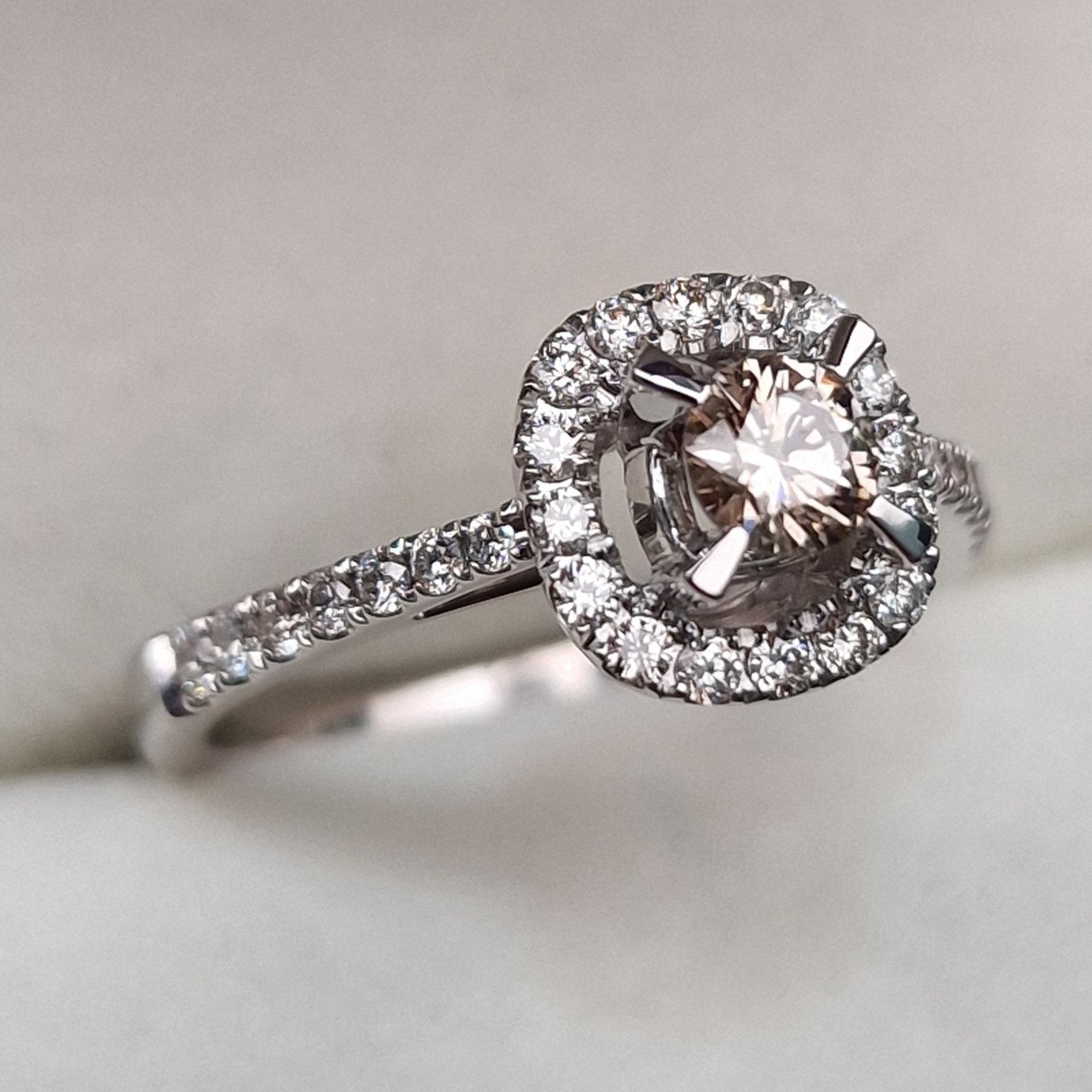Кольцо Deimantas 102513728 17,5р 3,31гр 0,70ct. купить,NaN