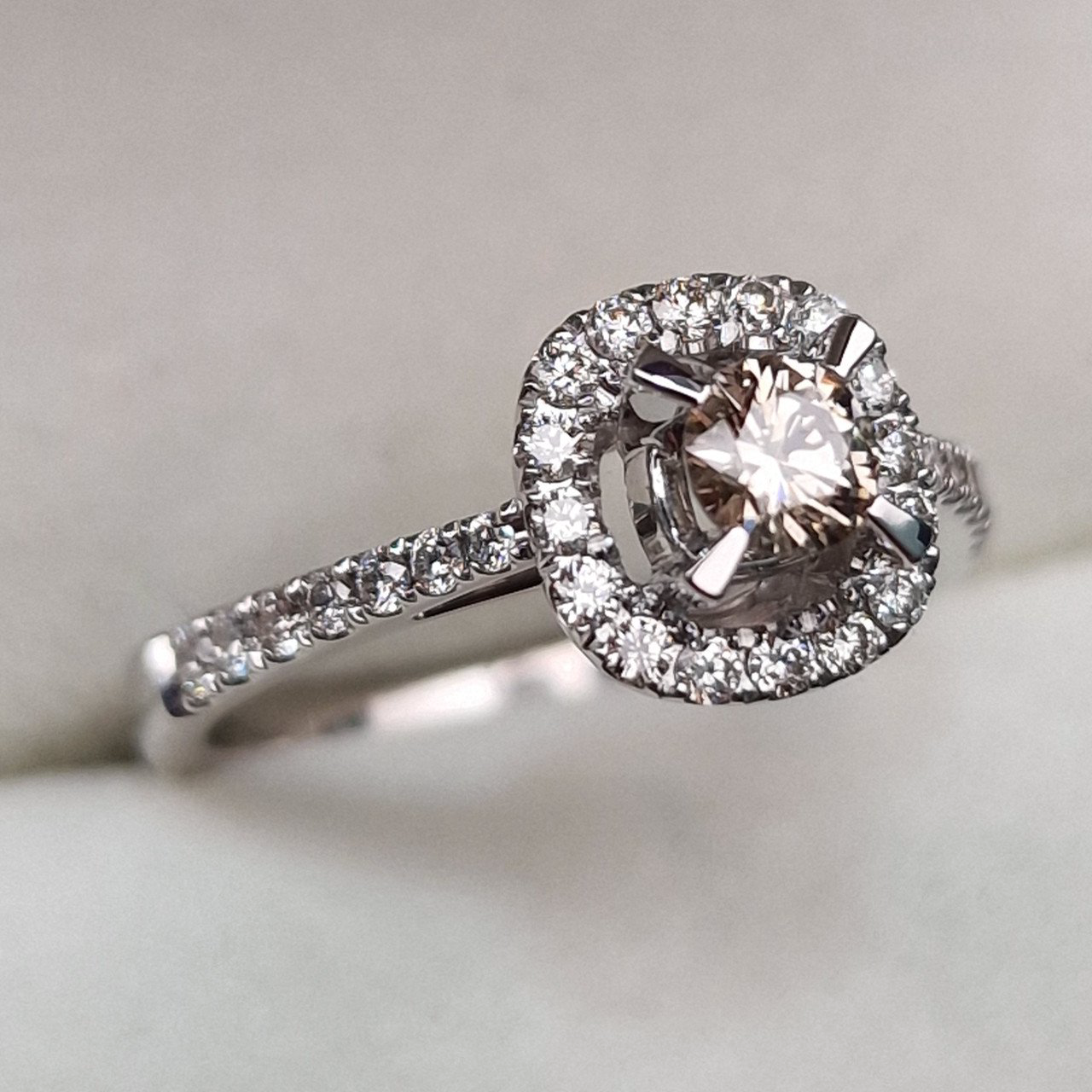Кольцо Deimantas 102513728 17,5р 3,31гр 0,70ct. купить,NaN