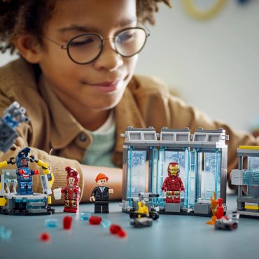 Конструктор LEGO Лаборатория Железного Человека: Зал Доспехов, деталей 384 шт