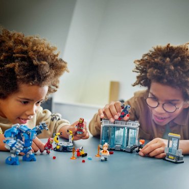 Конструктор LEGO Лаборатория Железного Человека: Зал Доспехов, деталей 384 шт