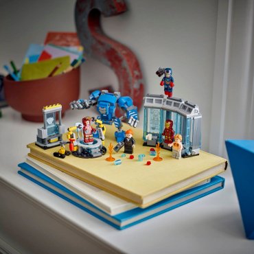 Конструктор LEGO Лаборатория Железного Человека: Зал Доспехов, деталей 384 шт