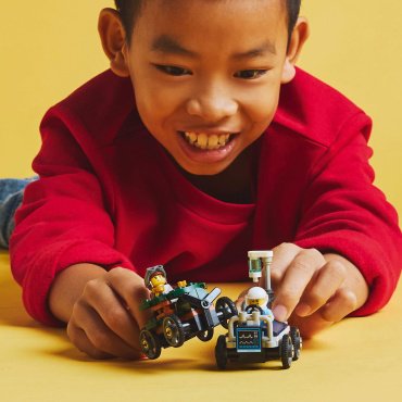 Конструктор LEGO Набор гоночных машин: Самолет против больничной койки, деталей 70 шт купить,0