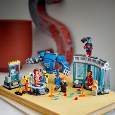 Конструктор LEGO Лаборатория Железного человека: Зал доспехов, деталей 384 шт