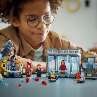 Конструктор LEGO Лаборатория Железного человека: Зал доспехов, деталей 384 шт купить,NaN