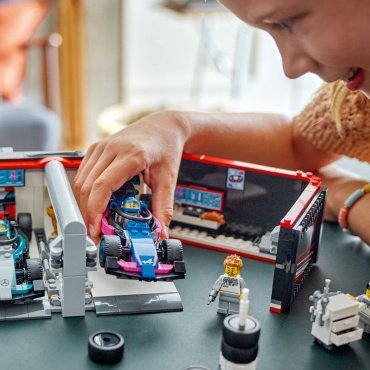 Конструктор LEGO Гараж и автомобили Mercades-AMG и Alpine, деталей 678 шт купить,0