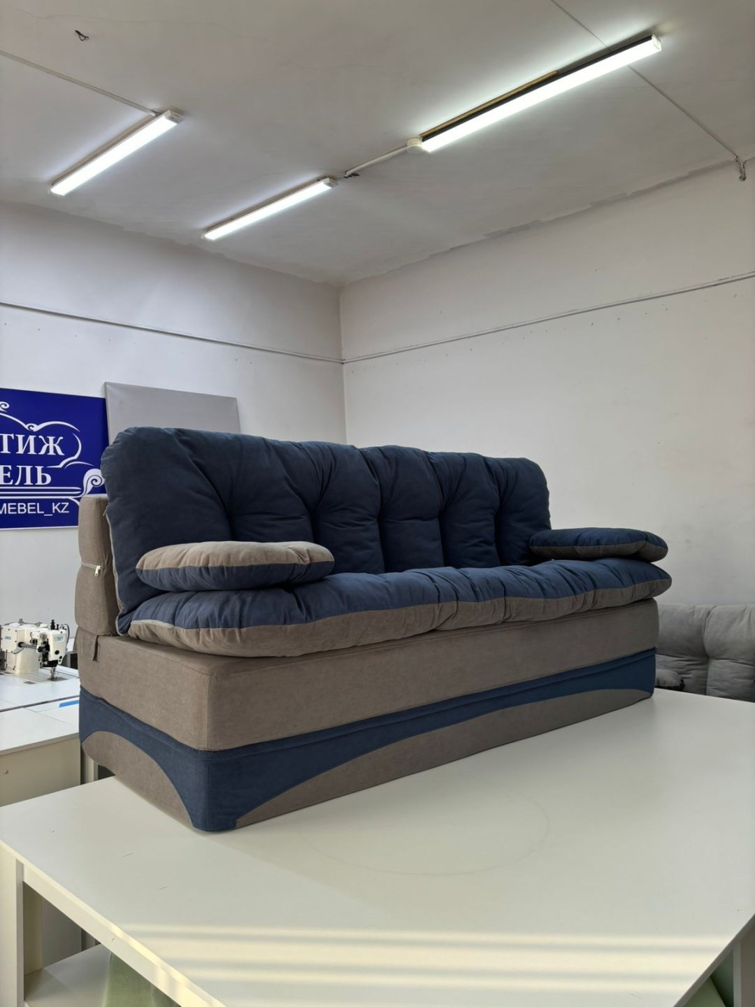 Бескаркасный диван PRESTIGE MEBEL Perinka, 200х90 см, обивка велюр, серый купить,240000