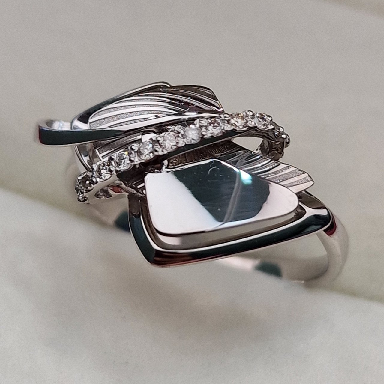 Кольцо Deimantas 102927632 17,5р 2,71гр 0,103ct. купить,NaN