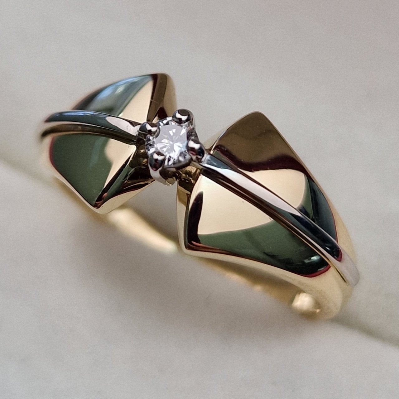 Кольцо Deimantas 103119054 18,5р 2,13гр 0,1ct. купить,NaN