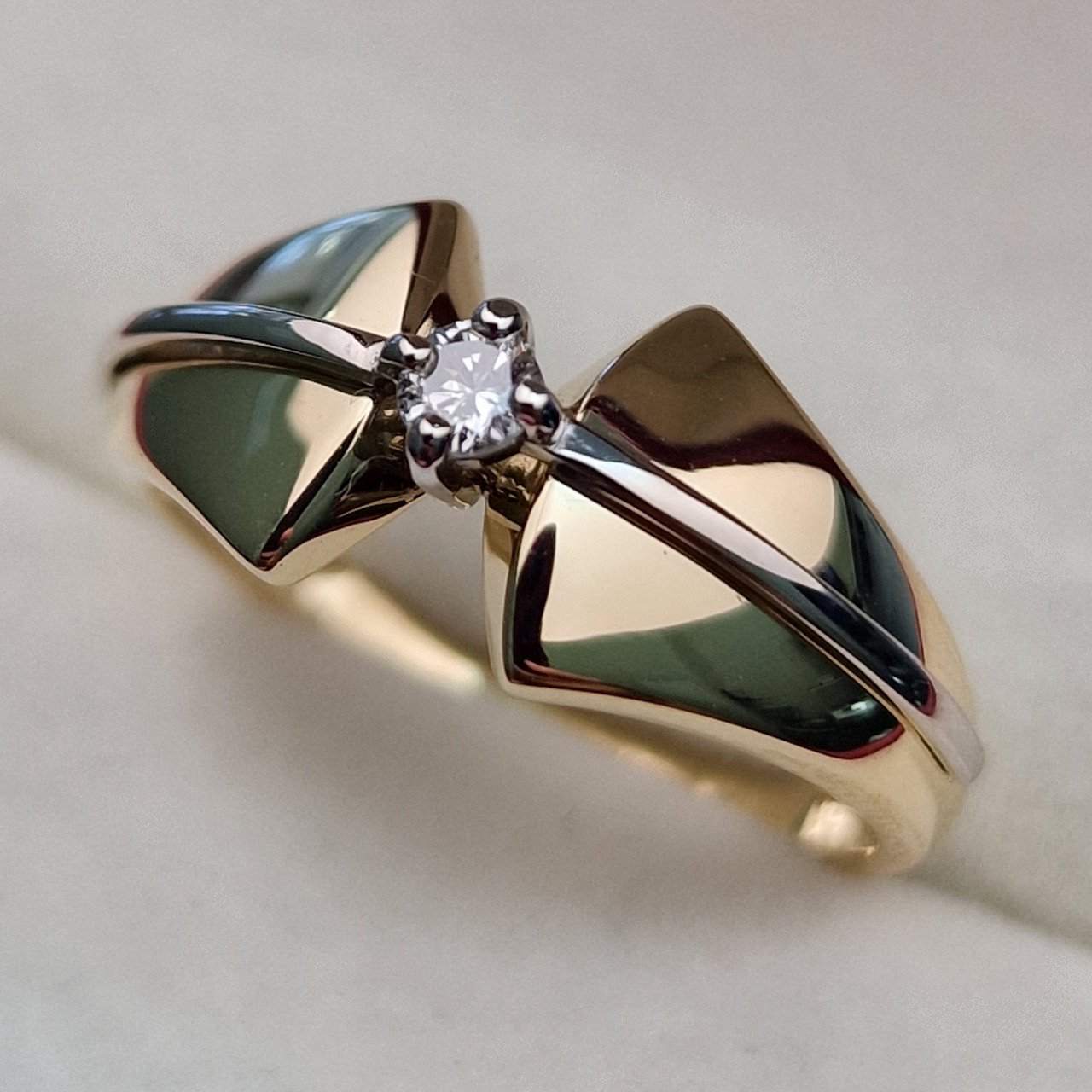 Кольцо Deimantas 103119054 18,5р 2,13гр 0,1ct. купить,NaN