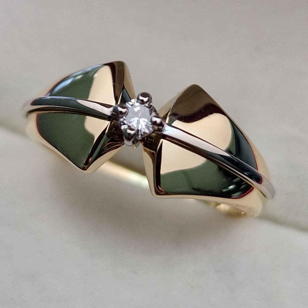 Кольцо Deimantas 103119054 18,5р 2,13гр 0,1ct. купить,NaN