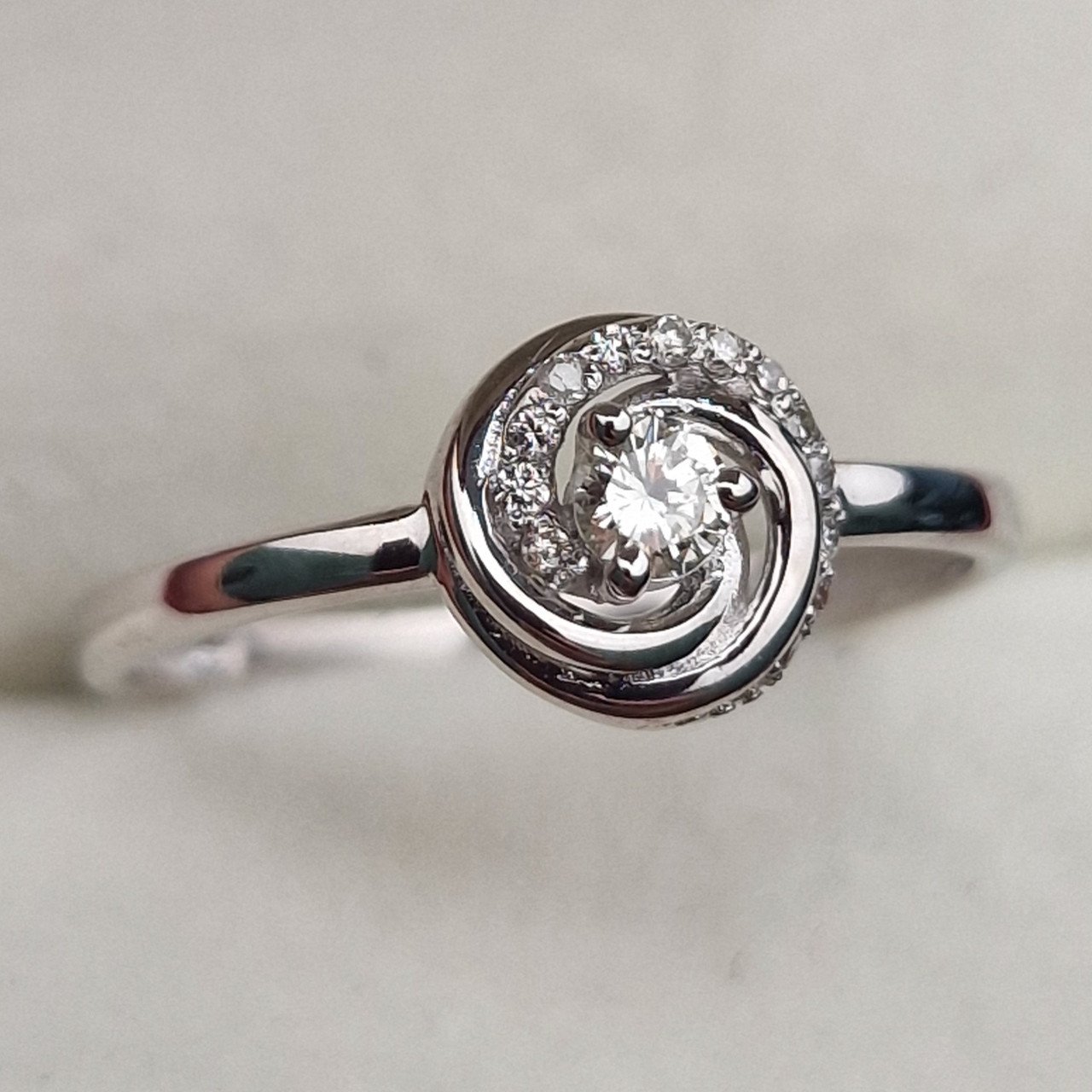 Кольцо Deimantas 103119325 17р 1,58гр 0,134ct. купить,NaN