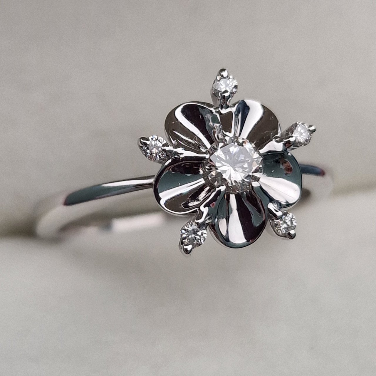 Кольцо Deimantas 103188113 17р 3,14гр 0,214ct. купить,NaN