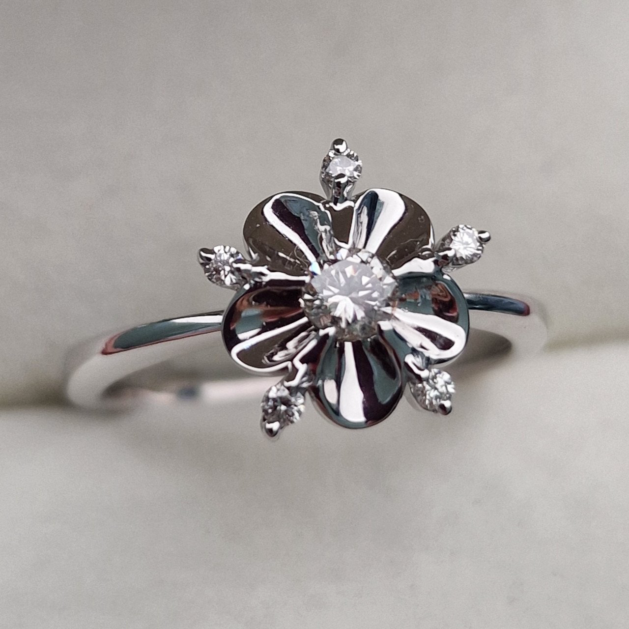 Кольцо Deimantas 103188113 17р 3,14гр 0,214ct. купить,NaN