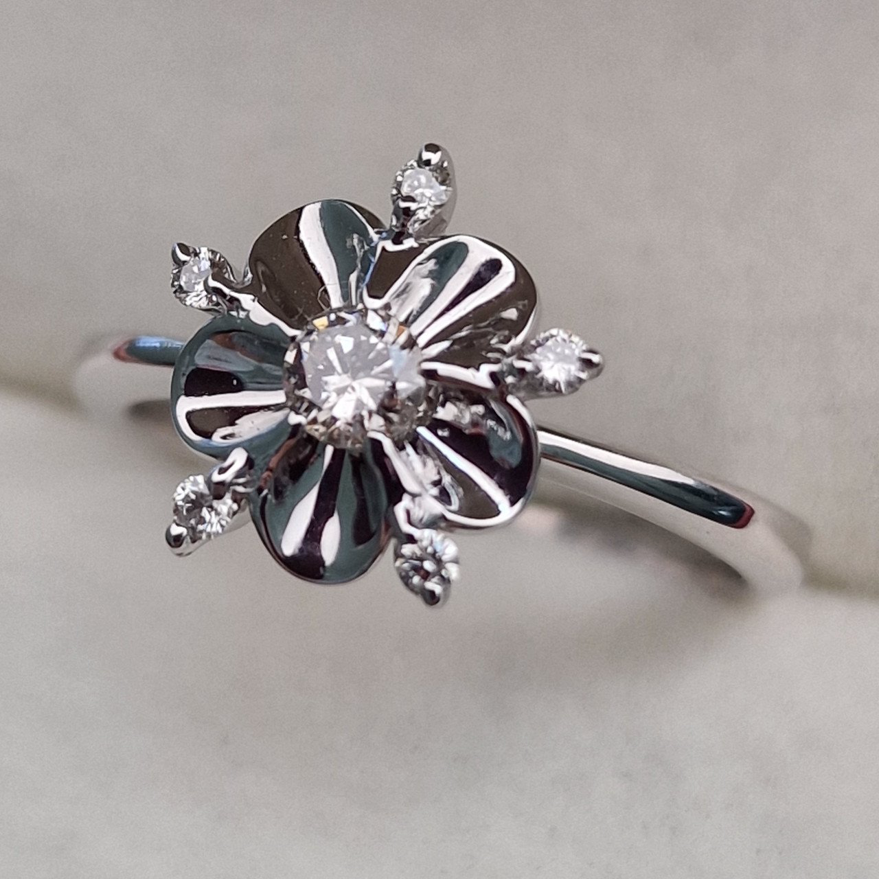 Кольцо Deimantas 103188113 17р 3,14гр 0,214ct. купить,NaN