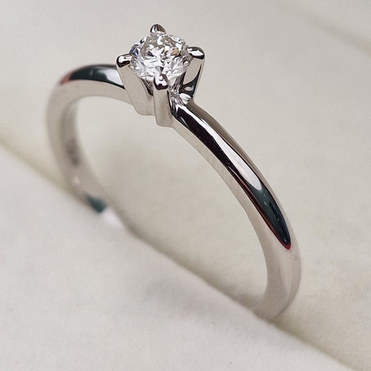 Кольцо Deimantas 102926263 17,5р 2,26гр 0,20ct. купить,NaN