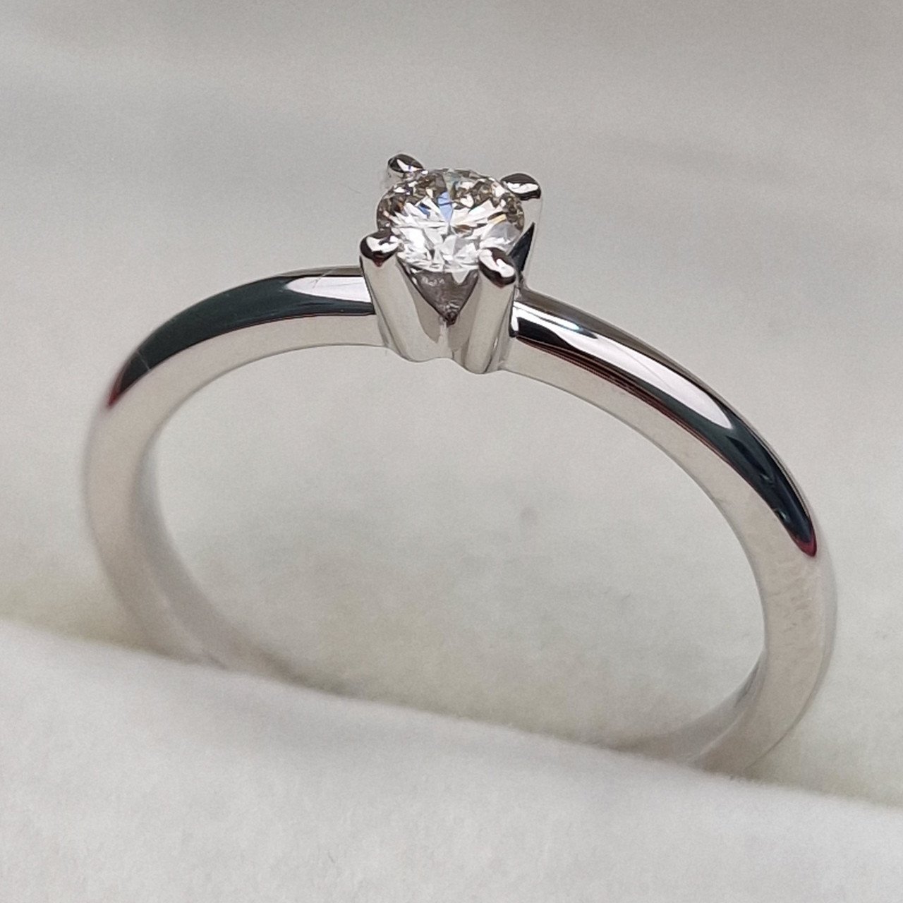 Кольцо Deimantas 102926325 16р 2,19гр 0,18ct. купить,NaN