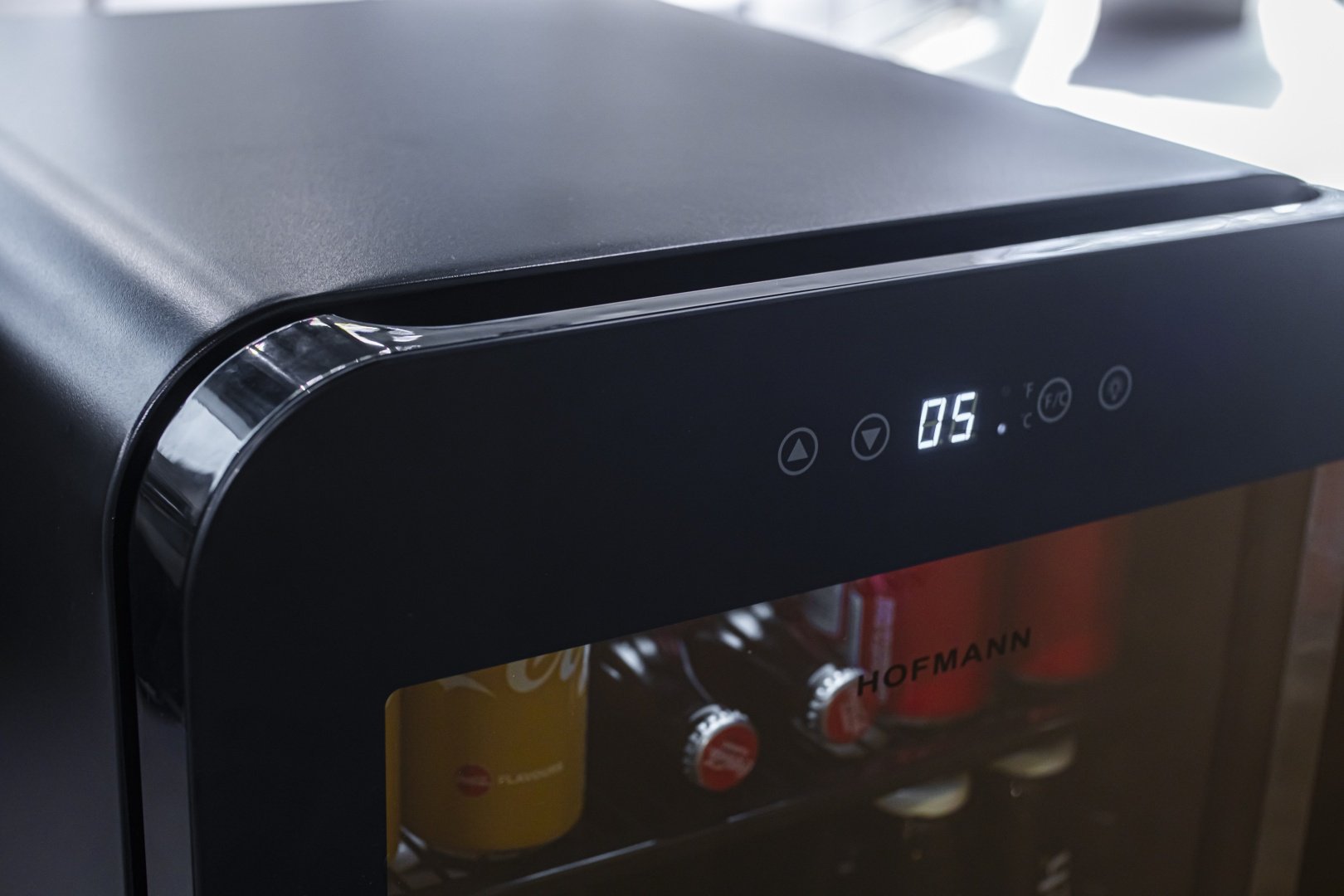 Холодильная витрина Hofmann Mini Cooler HBC-136HF черный купить,NaN