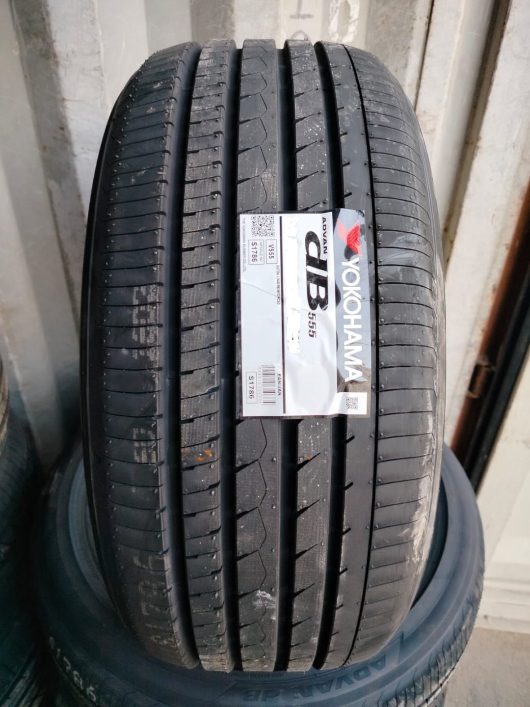 Yokohama V555 245/45 R19 102 W без шипов купить,NaN