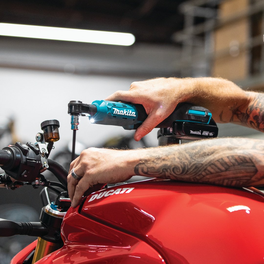 Makita гайковерт DWR180Z+191A25-2 (BL1830B+DC18RC) купить,NaN