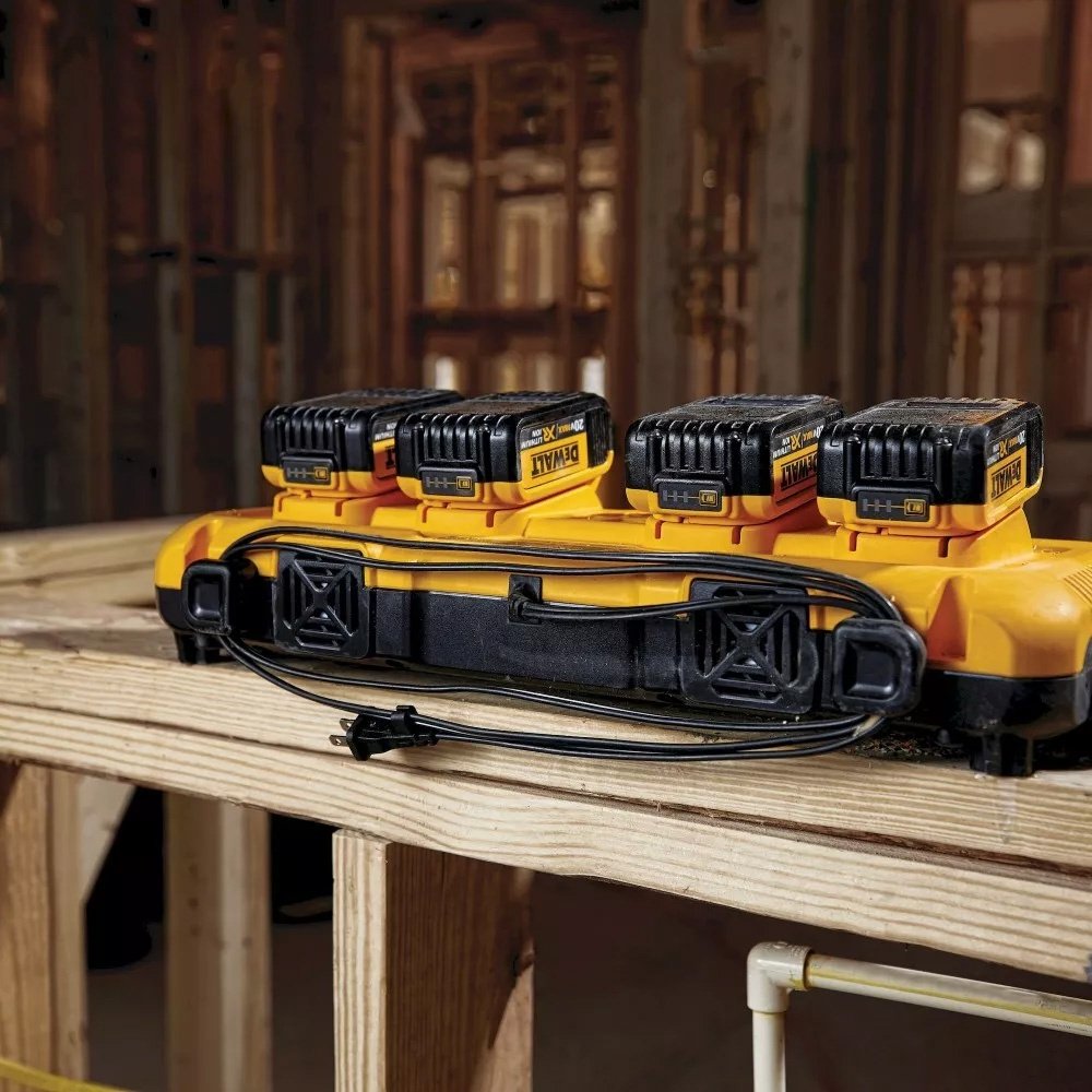 Зарядное устройство DeWALT DCB104-QW 1 шт